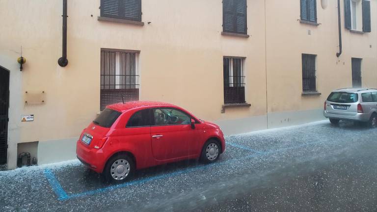 Violenta grandinata a Forlì, l’acqua esce dai tombini, tangenziale chiusa VIDEO GALLERY Violenta grandinata a Forlì, l’acqua esce dai tombini, tangenziale chiusa VIDEO GALLERY