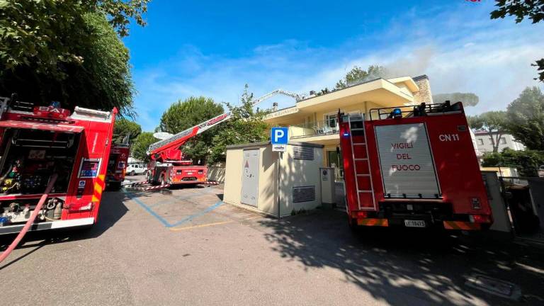 Cervia, incendio in via Etna, squadre dei Vigili del fuoco da due province per domarlo Cervia, incendio in via Etna, squadre dei Vigili del fuoco da due province per domarlo