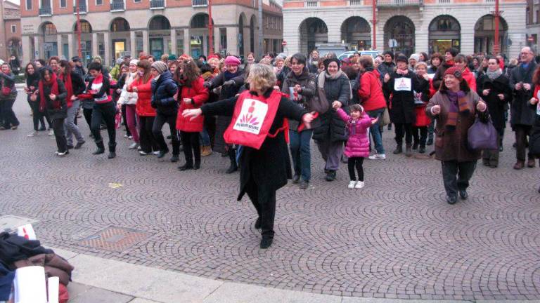 Una manifestazione contro la violenza sulle donne Una manifestazione contro la violenza sulle donne