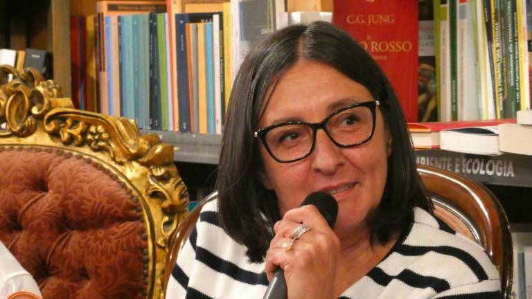 Dolcezze struggenti e artigli impietosi: ecco “Il rosario di cartapesta” di Silvia Sinibaldi Dolcezze struggenti e artigli impietosi: ecco “Il rosario di cartapesta” di Silvia Sinibaldi