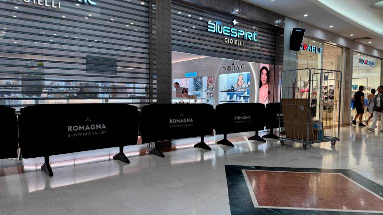Spaccata in gioielleria al Romagna Shopping Valley di Savignano Mare: maxi bottino FOTOGALLERY Spaccata in gioielleria al Romagna Shopping Valley di Savignano Mare: maxi bottino FOTOGALLERY