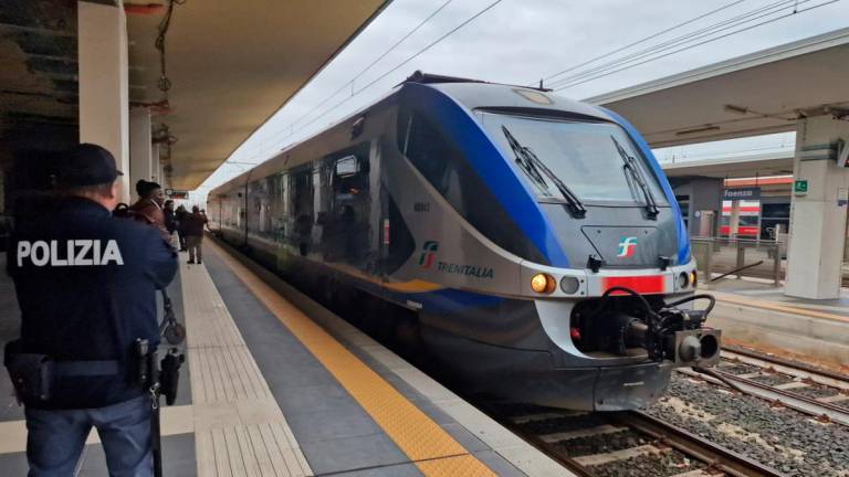 Rimini, la palpeggia in treno e la costringe a baciarlo, ragazza salvata dal controllore del treno. Chiesto il rinvio a giudizio