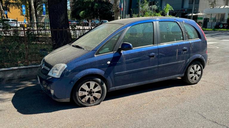 L’auto abbandonata in sosta in via Milana