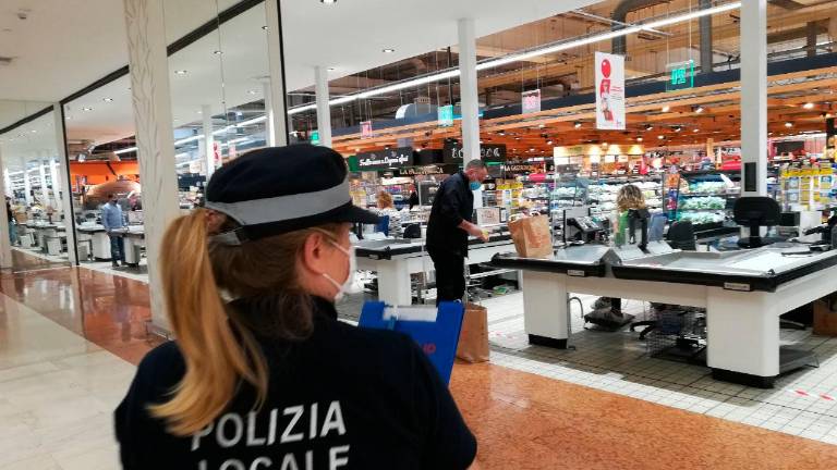 Savignano mare, carovane di camper provano a piazzarsi a ridosso dell’Iper: controlli costanti della Polizia Savignano mare, carovane di camper provano a piazzarsi a ridosso dell’Iper: controlli costanti della Polizia
