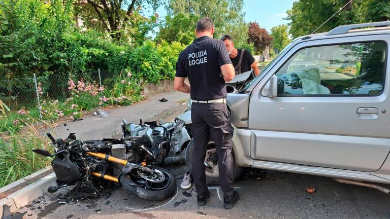 La polizia locale sul luogo dell’incidente (foto Fabio Blaco) La polizia locale sul luogo dell’incidente (foto Fabio Blaco)