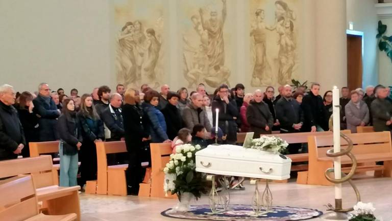 Bellaria. Una folla straziata dal dolore per l’addio a Giulio, morto a 3 anni per un incidente Bellaria. Una folla straziata dal dolore per l’addio a Giulio, morto a 3 anni per un incidente