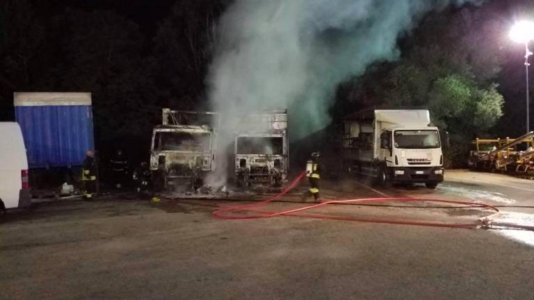San Marino. Incendio distrugge autocarri alla ditta Ercolani Trasporti San Marino. Incendio distrugge autocarri alla ditta Ercolani Trasporti