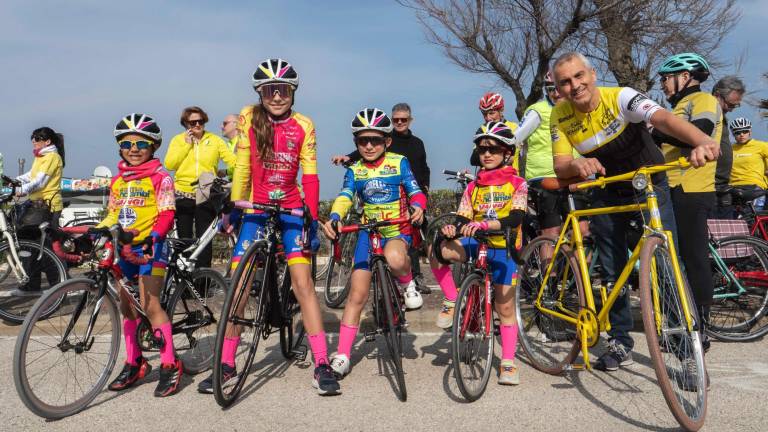 Rimini. A 100 giorni dal Tour de France: sindaco, giunta e vescovo in bici per il conto alla rovescia Rimini. A 100 giorni dal Tour de France: sindaco, giunta e vescovo in bici per il conto alla rovescia