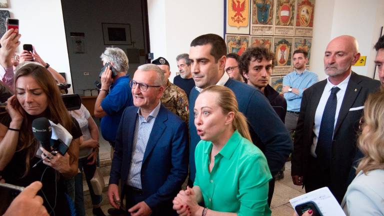 Il sindaco di Ravenna Michele De Pascale tra il prefetto Castrese De Rosa e la premier Giorgia Meloni Il sindaco di Ravenna Michele De Pascale tra il prefetto Castrese De Rosa e la premier Giorgia Meloni