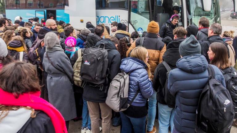 Un bus alla stazione di Faenza (Fotoservizio Mauro Monti MMph) Un bus alla stazione di Faenza (Fotoservizio Mauro Monti MMph)