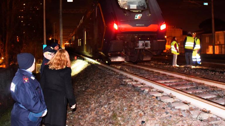 Rimini, si sdraia sui binari e il treno le passa sopra, 54enne di Bagno di Romagna resta viva. Circolazione dei treni in tilt VIDEO Rimini, si sdraia sui binari e il treno le passa sopra, 54enne di Bagno di Romagna resta viva. Circolazione dei treni in tilt VIDEO