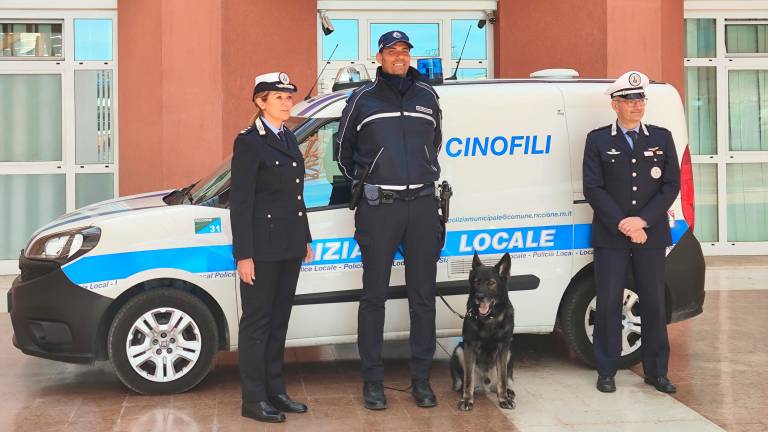 Riccione, il compleanno del cane Ziko: l’agente speciale anti-droga dal fiuto infallibile Riccione, il compleanno del cane Ziko: l’agente speciale anti-droga dal fiuto infallibile