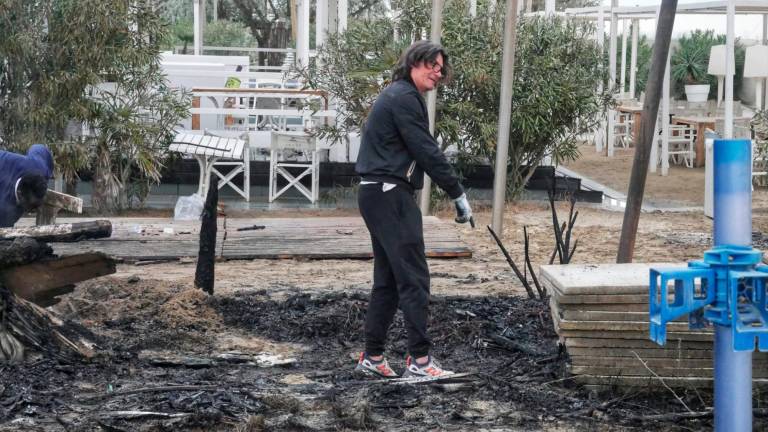 Ravenna, incendio doloso all’alba in spiaggia a Punta Marina. Bruciati tavoli e recinzione del Bbk. Danni alla cella frigorifera piena di champagne