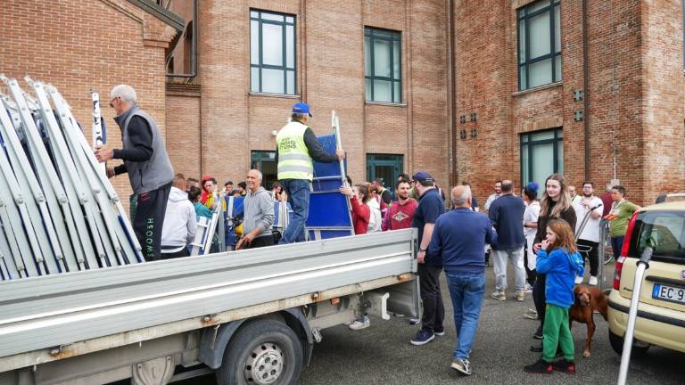 Maltempo Ravenna, finite le brande nei centri di accoglienza arrivano i lettini da spiaggia Maltempo Ravenna, finite le brande nei centri di accoglienza arrivano i lettini da spiaggia