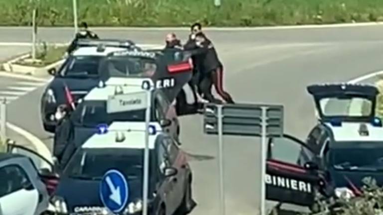 Misano. Febbre e tosse, forza un blocco: scontro coi carabinieri Misano. Febbre e tosse, forza un blocco: scontro coi carabinieri