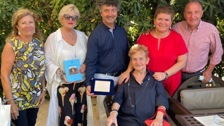 Cattolica, Novemmia Bassoli: turista super fedele da mezzo secolo Cattolica, Novemmia Bassoli: turista super fedele da mezzo secolo