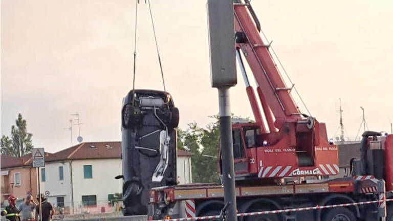 Marina di Ravenna: con l'auto nel canale, un pescatore si tuffa e lo salva - GALLERY Marina di Ravenna: con l'auto nel canale, un pescatore si tuffa e lo salva - GALLERY