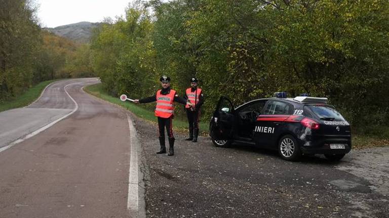 Neonato e fratellino nel burrone col l'auto a Quarto di Sarsina Neonato e fratellino nel burrone col l'auto a Quarto di Sarsina