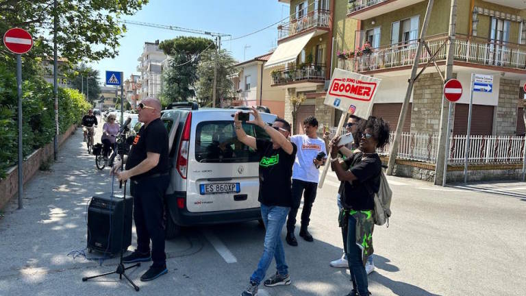 Rimini, i boomer e i Carabinieri al Liceo. La casa discografica si scusa col preside: Sarebbe bello collaborare insieme Rimini, i boomer e i Carabinieri al Liceo. La casa discografica si scusa col preside: Sarebbe bello collaborare insieme