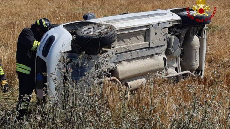 Forlì, incidente: si ribalta con l'auto e non riesce ad uscire, donna soccorsa dai Vigili del Fuoco Forlì, incidente: si ribalta con l'auto e non riesce ad uscire, donna soccorsa dai Vigili del Fuoco