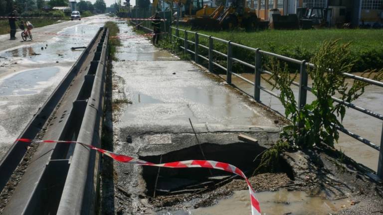 Maltempo, a Bagnacavallo la San Vitale bloccata fino alle 14 per una voragine nell'asfalto Maltempo, a Bagnacavallo la San Vitale bloccata fino alle 14 per una voragine nell'asfalto