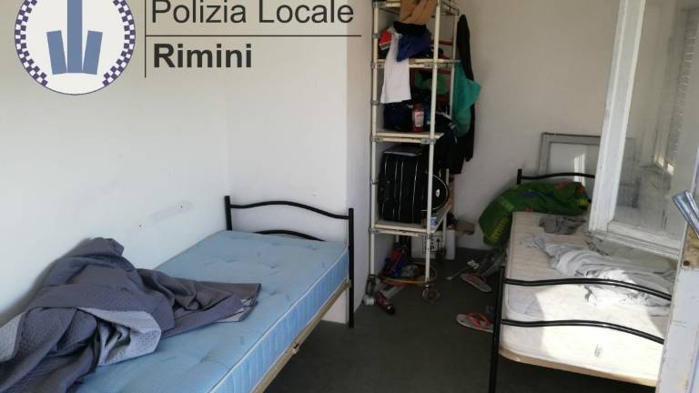 Rimini, l'hotel aperto a luglio ospita i clienti nel ripostiglio e non rispetta le norme anti-incendio Rimini, l'hotel aperto a luglio ospita i clienti nel ripostiglio e non rispetta le norme anti-incendio