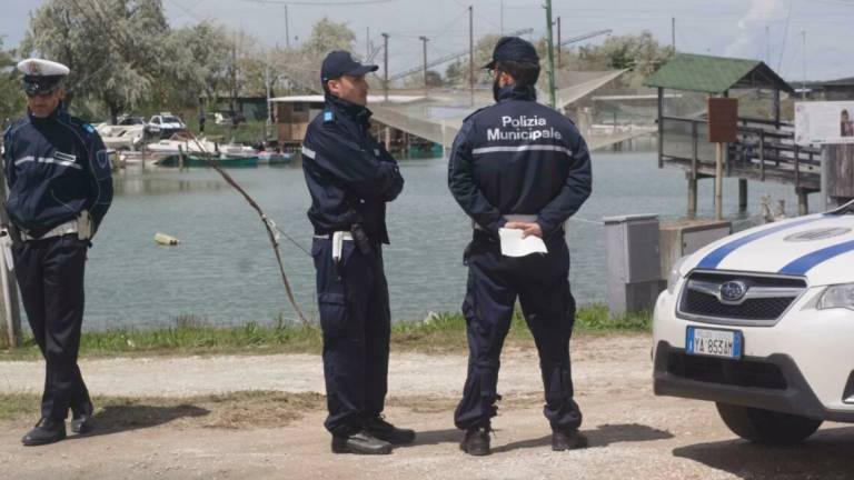 Multati 19enni per 10 gamberi in pialassa: Volevamo fare l’alba Multati 19enni per 10 gamberi in pialassa: Volevamo fare l’alba