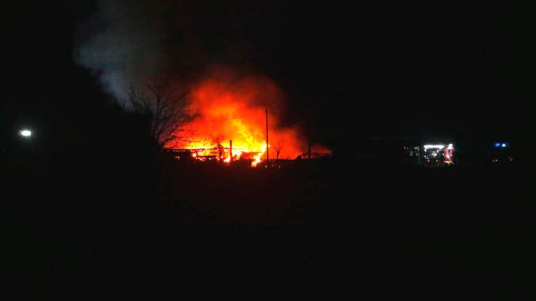 Ravenna, incendio nella notte: distrutto un capannone, danneggiata una casa, muore un cane - Gallery Ravenna, incendio nella notte: distrutto un capannone, danneggiata una casa, muore un cane - Gallery