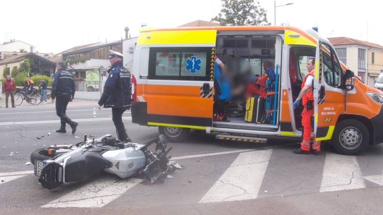 Ravenna, in moto contro un'auto in manovra, grave motociclista Ravenna, in moto contro un'auto in manovra, grave motociclista