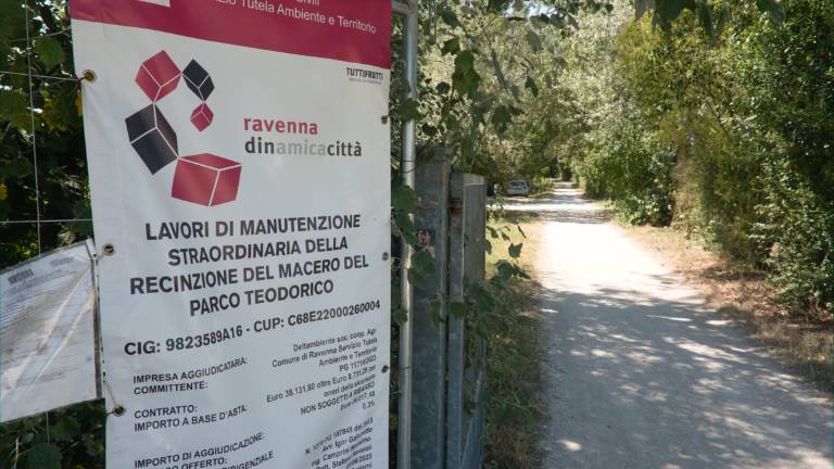 Ravenna, parco Teodorico: proseguono i lavori alla recinzione del laghetto Ravenna, parco Teodorico: proseguono i lavori alla recinzione del laghetto