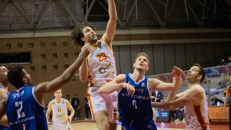 Basket A2, l'OraSì si rinforza col ritorno di Tommaso Oxilia Basket A2, l'OraSì si rinforza col ritorno di Tommaso Oxilia