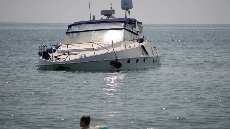 Rimozione della barca arenata a Lido di Dante: il Comune manda il conto al proprietario per 63.135 euro Rimozione della barca arenata a Lido di Dante: il Comune manda il conto al proprietario per 63.135 euro