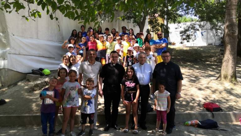 Predappio, il vescovo visita i bambini del centro estivo Predappio, il vescovo visita i bambini del centro estivo