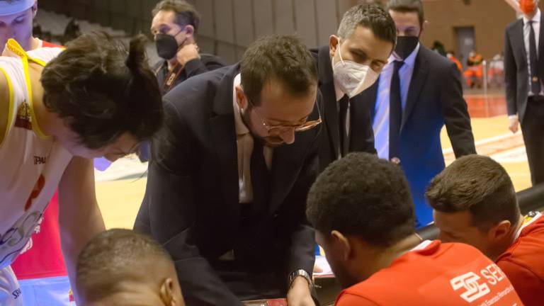 Basket A2, Bassi-Lotesoriere: sfida tra coach emergenti in Chiusi-Ravenna Basket A2, Bassi-Lotesoriere: sfida tra coach emergenti in Chiusi-Ravenna