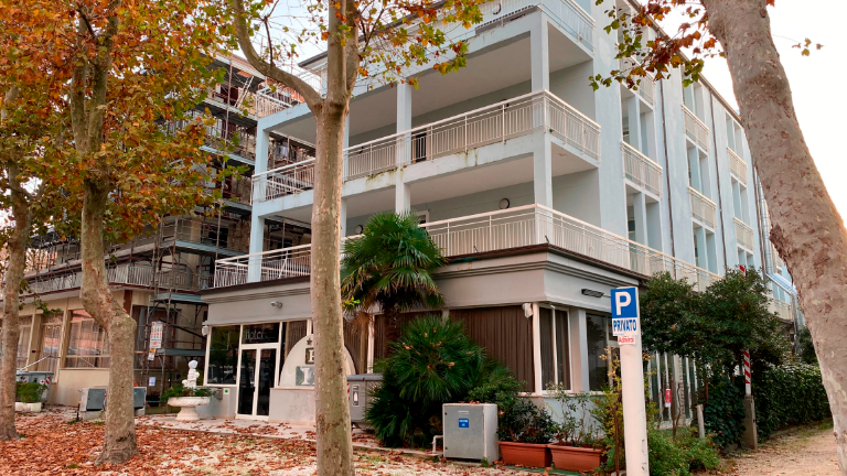 Uno degli alberghi a suo tempo sequestrati a Cesenatico Uno degli alberghi a suo tempo sequestrati a Cesenatico