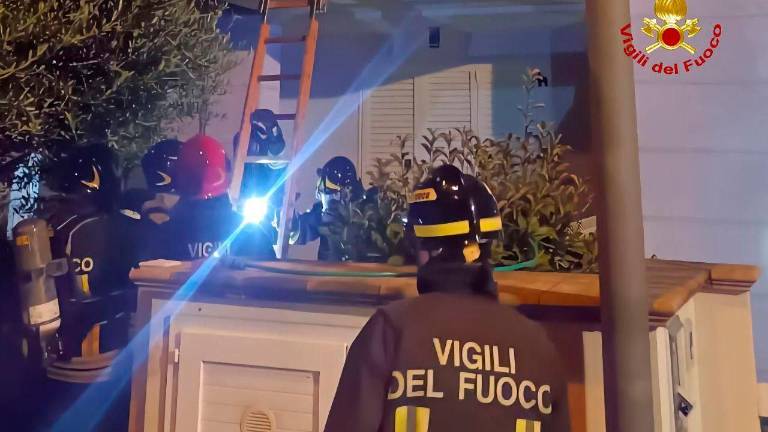 San Mauro Pascoli, incendio nella notte: una famiglia si rifugia sul tetto, poi è salvata dai Vigili del Fuoco San Mauro Pascoli, incendio nella notte: una famiglia si rifugia sul tetto, poi è salvata dai Vigili del Fuoco