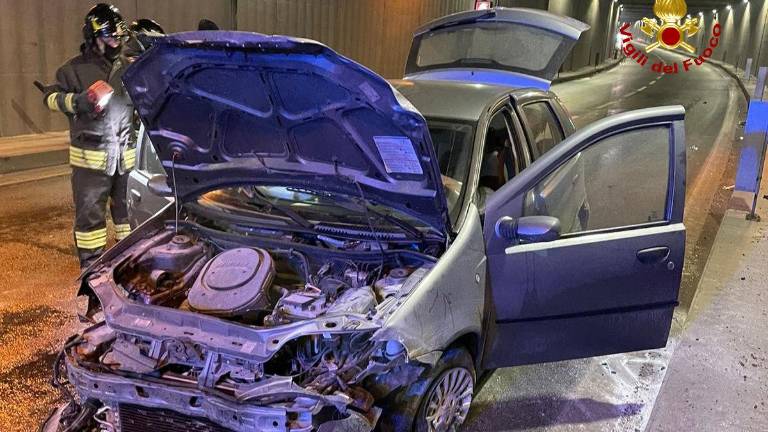 Cesena, auto si ribalta nella galleria della Secante e prende fuoco: traffico bloccato Cesena, auto si ribalta nella galleria della Secante e prende fuoco: traffico bloccato