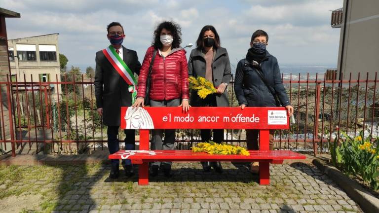 Bertinoro, panchina rossa contro le violenze sulle donne Bertinoro, panchina rossa contro le violenze sulle donne