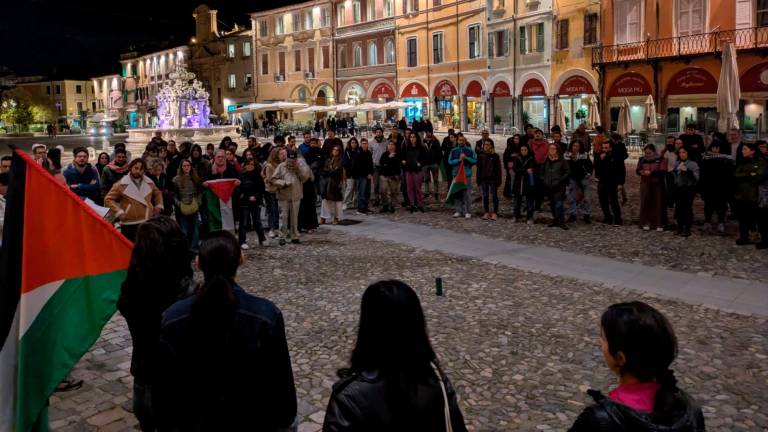 Un momento del ritrovo istantaneo in piazza pochi minuti dopo l’attacco alla flotilla Un momento del ritrovo istantaneo in piazza pochi minuti dopo l’attacco alla flotilla