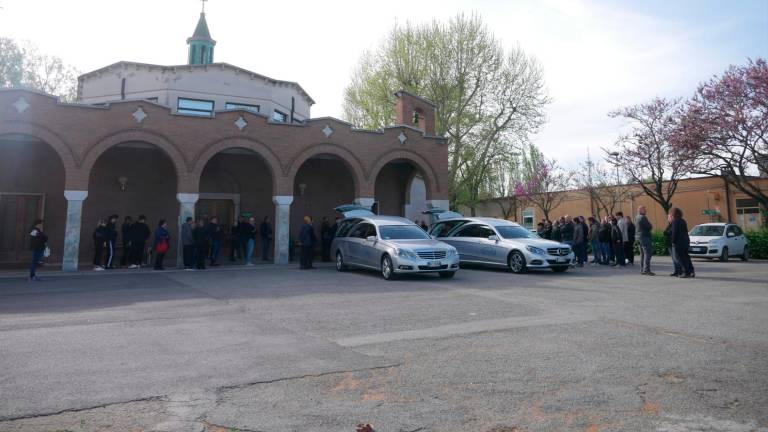Ravenna, l’ultimo saluto a Luca e Monica, morti in un tragico incidente stradale a Savio - Gallery Ravenna, l’ultimo saluto a Luca e Monica, morti in un tragico incidente stradale a Savio - Gallery