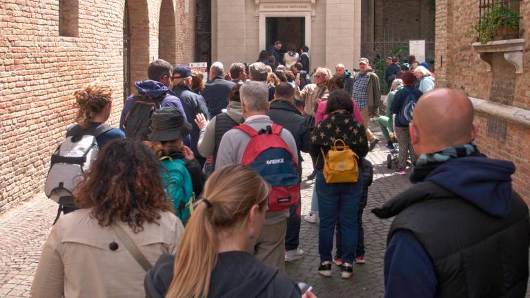 Turisti nella zona del silenzio (foto Fiorentini) Turisti nella zona del silenzio (foto Fiorentini)