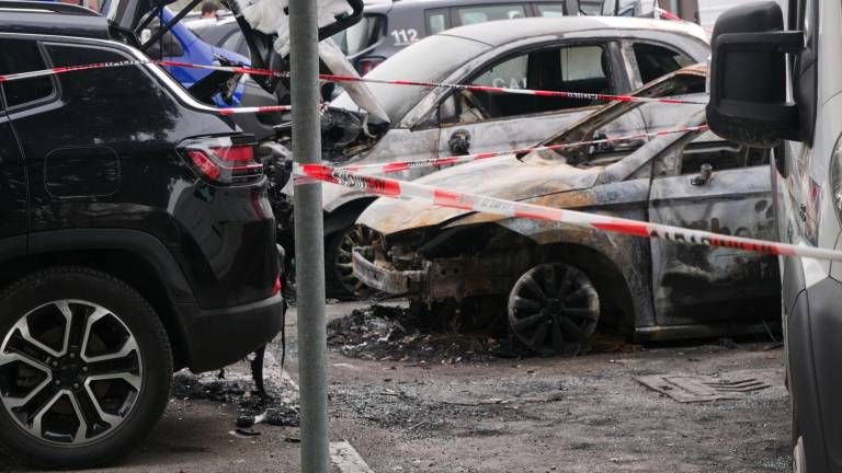Le auto distrutte dall’incendio (foto Fiorentini) Le auto distrutte dall’incendio (foto Fiorentini)