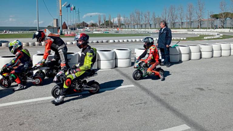 A Cervia quasi 100 giovanissimi sulle minimoto nel nome di Marco Simoncelli VIDEO GALLERY A Cervia quasi 100 giovanissimi sulle minimoto nel nome di Marco Simoncelli VIDEO GALLERY