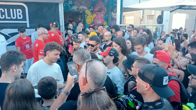 MotoGp, Bezzecchi firma autografi per due ore alla festa del suo fan club VIDEO GALLERY MotoGp, Bezzecchi firma autografi per due ore alla festa del suo fan club VIDEO GALLERY