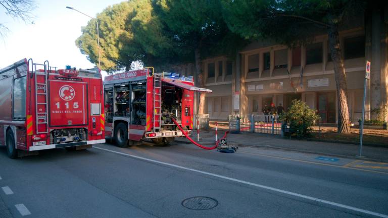 L’intervento dei vigili del fuoco alla scuola (foto Massimo Fiorentini)