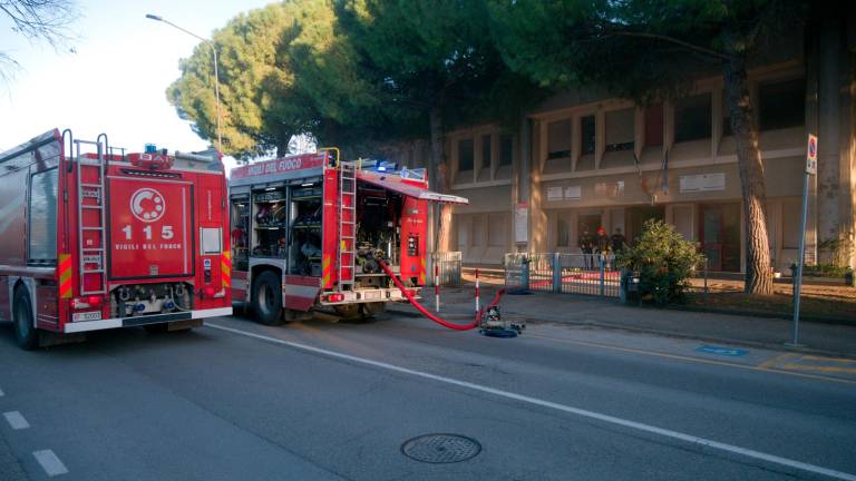 Ravenna, incendio all’interno della scuola Don Minzoni. Salta in rientro in classe: niente lezioni il 3 aprile Ravenna, incendio all’interno della scuola Don Minzoni. Salta in rientro in classe: niente lezioni il 3 aprile