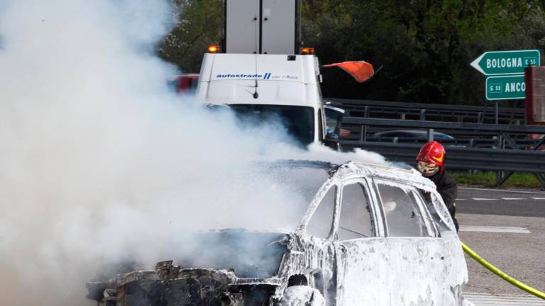 Incendio: auto a fuoco al casello A14 di Rimini sud - VIDEO GALLERY Incendio: auto a fuoco al casello A14 di Rimini sud - VIDEO GALLERY