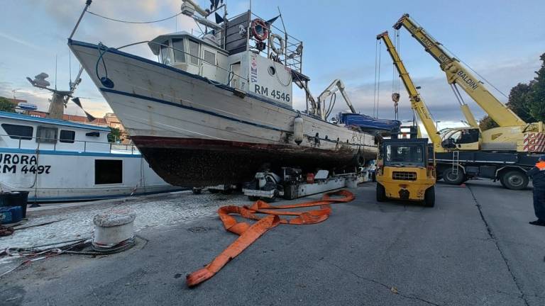 Rimini, peschereccio affondato in porto: Era in disarmo da circa un anno Rimini, peschereccio affondato in porto: Era in disarmo da circa un anno