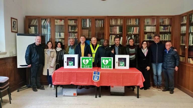 Dal Lions Valli Faentine un defibrillatore per scuola S.Umiltà e Atletica 85 Dal Lions Valli Faentine un defibrillatore per scuola S.Umiltà e Atletica 85
