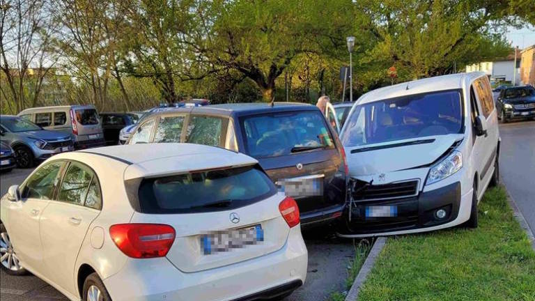 Faenza, ubriaco fradicio alle 7 di mattina sfascia 6 auto in sosta Faenza, ubriaco fradicio alle 7 di mattina sfascia 6 auto in sosta